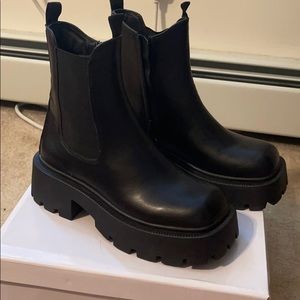 Black chunky chealsea boots
